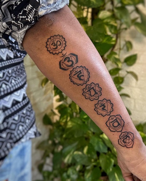 𝐒𝐞𝐯𝐞𝐧 𝐂𝐡𝐚𝐤𝐫𝐚 𝐂𝐨𝐥𝐨𝐫 𝐓𝐚𝐭𝐭𝐨𝐨 | Chakra tattoo, Tattoos,  Hand tattoos